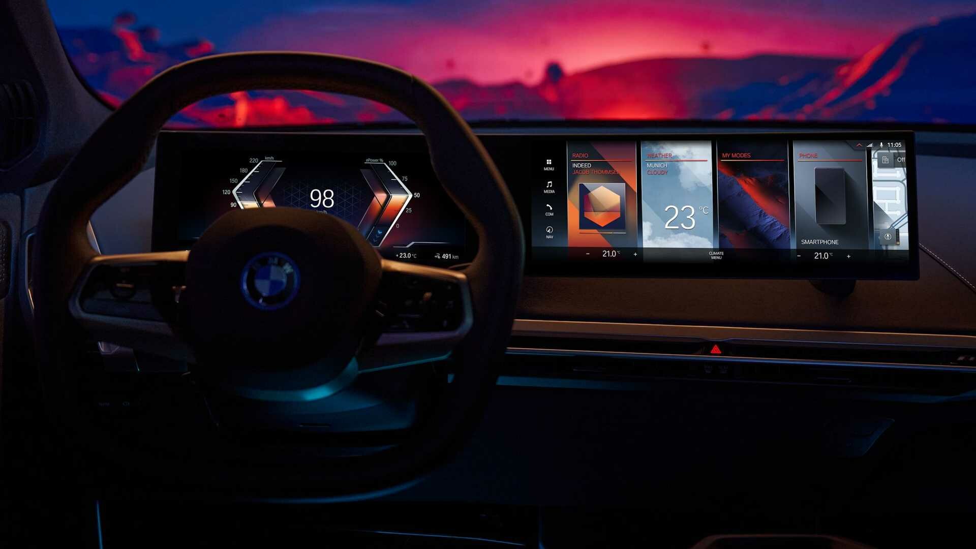 Теперь с изогнутым экраном: представлена новая мультимедийка BMW iDrive