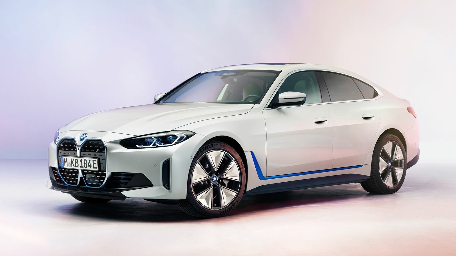 До сотни за 4 секунды: компания BMW показала первый электролифтбек
