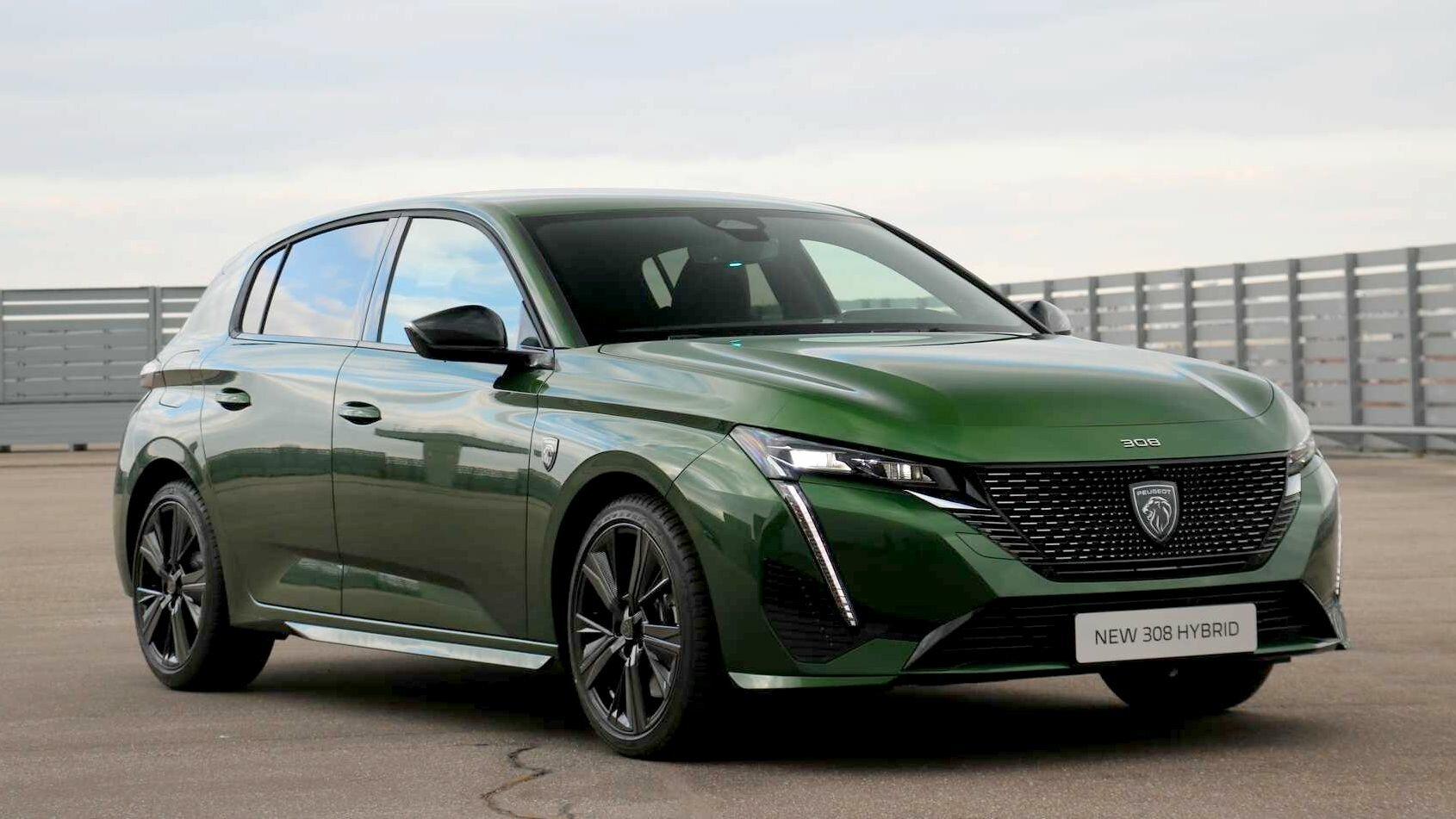 Новый Peugeot 308 представлен официально: подзаряжаемые гибриды, 2 монитора и «клыки»