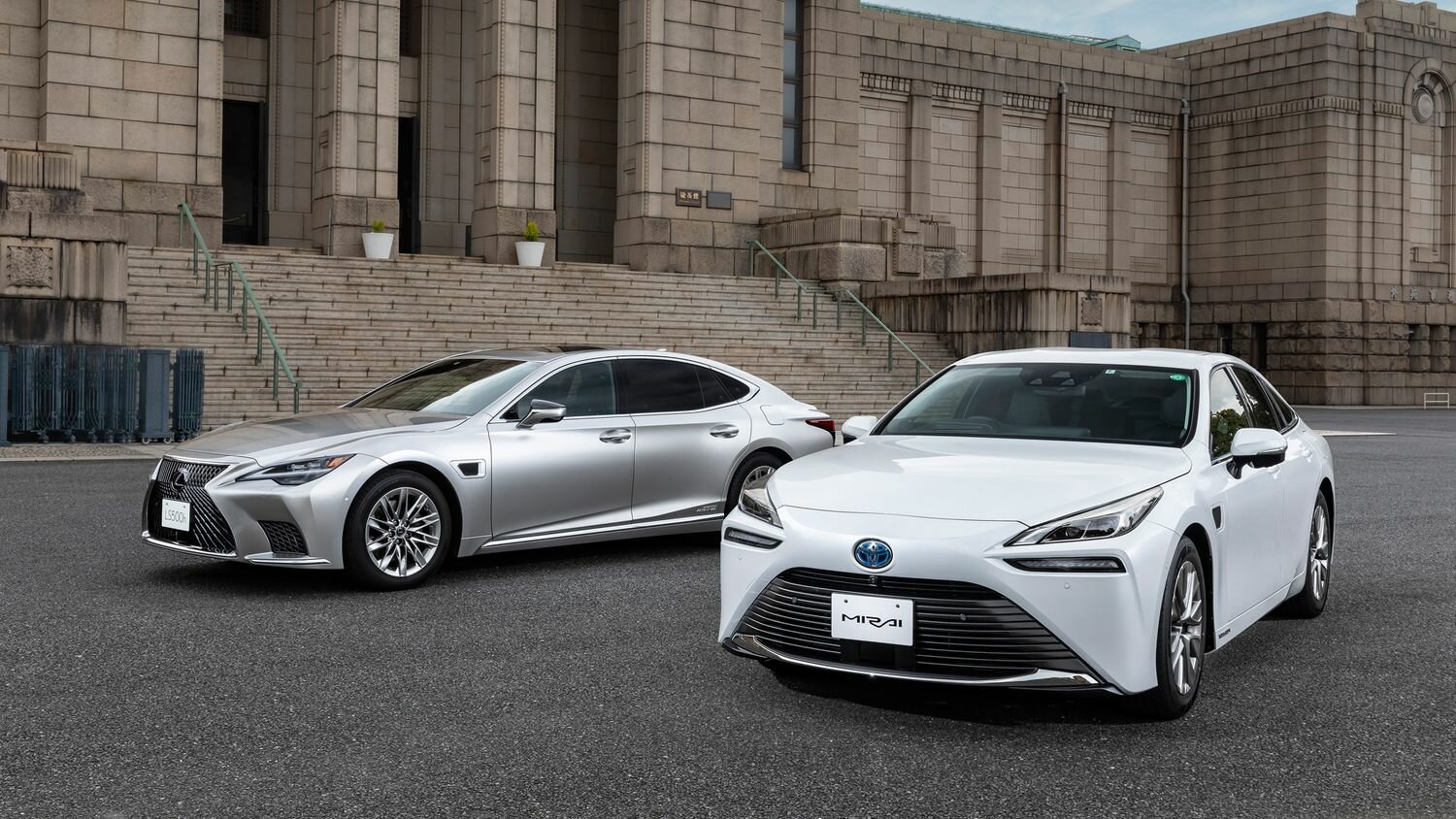 Lexus LS и Toyota Mirai получили автопилот — пока только в Японии