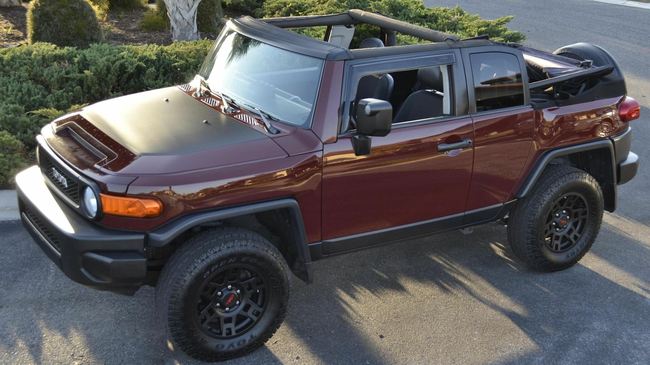 На продажу выставлен открытый Toyota FJ Cruiser. Официально таких не делали, но он не единственный