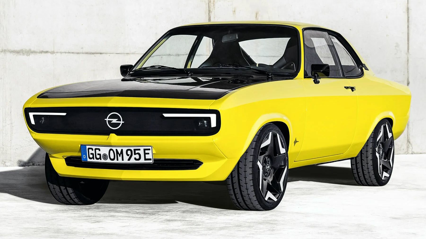 Opel представил возрождённое купе Manta с электромотором и механической коробкой