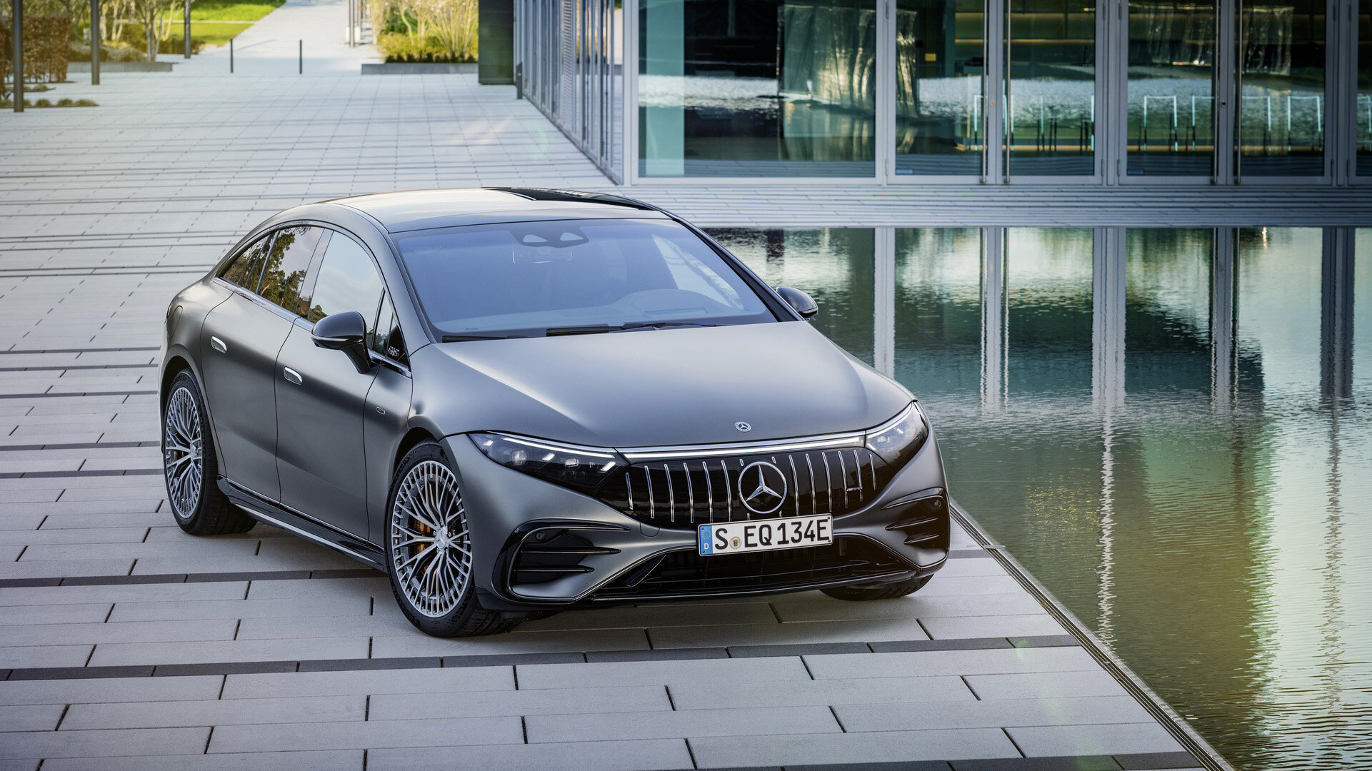 Mercedes-Benz может показать большой электрокроссовер уже в апреле