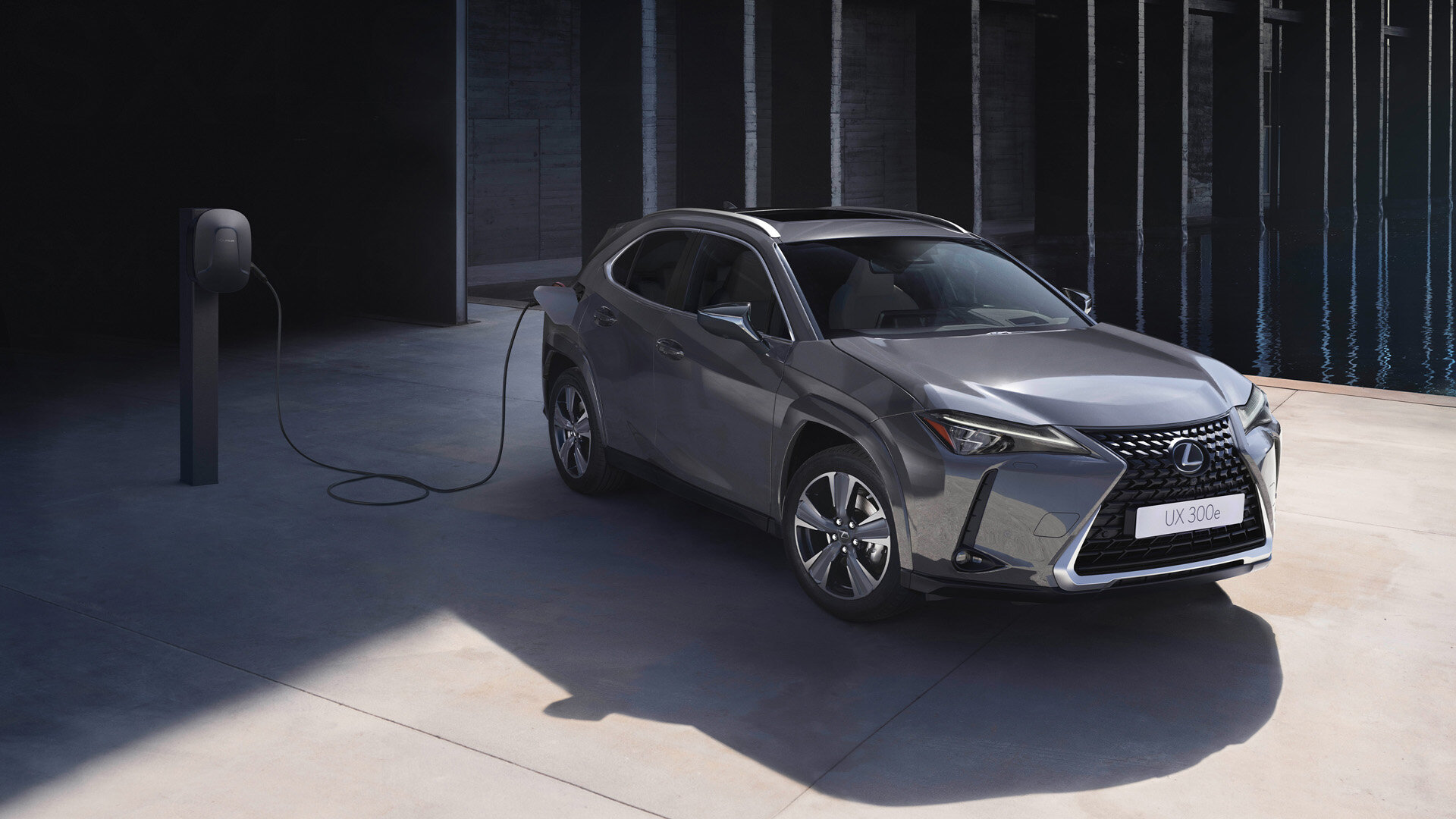 После обновления электрокроссовер Lexus UX 300e стал на 40 процентов дальнобойнее