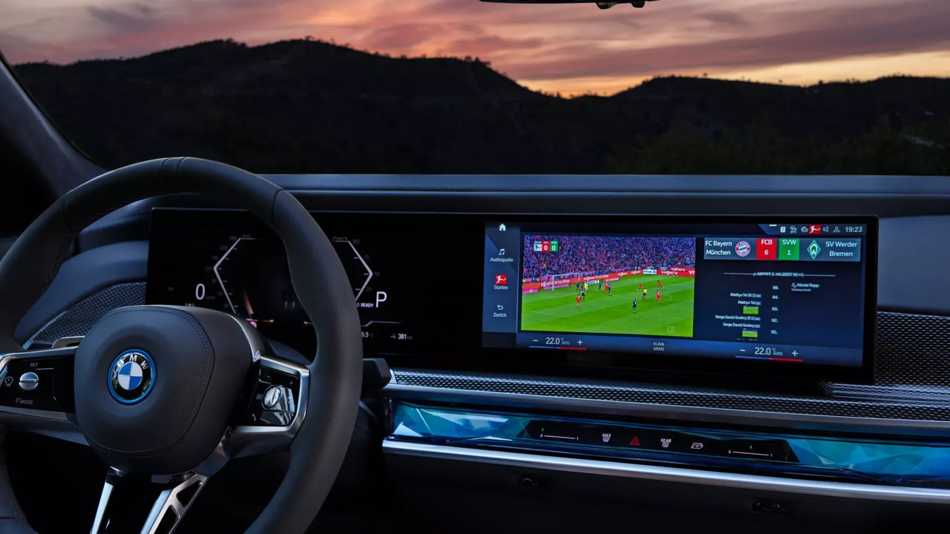 На дисплее медиасистемы BMW i7 будут показывать футбол