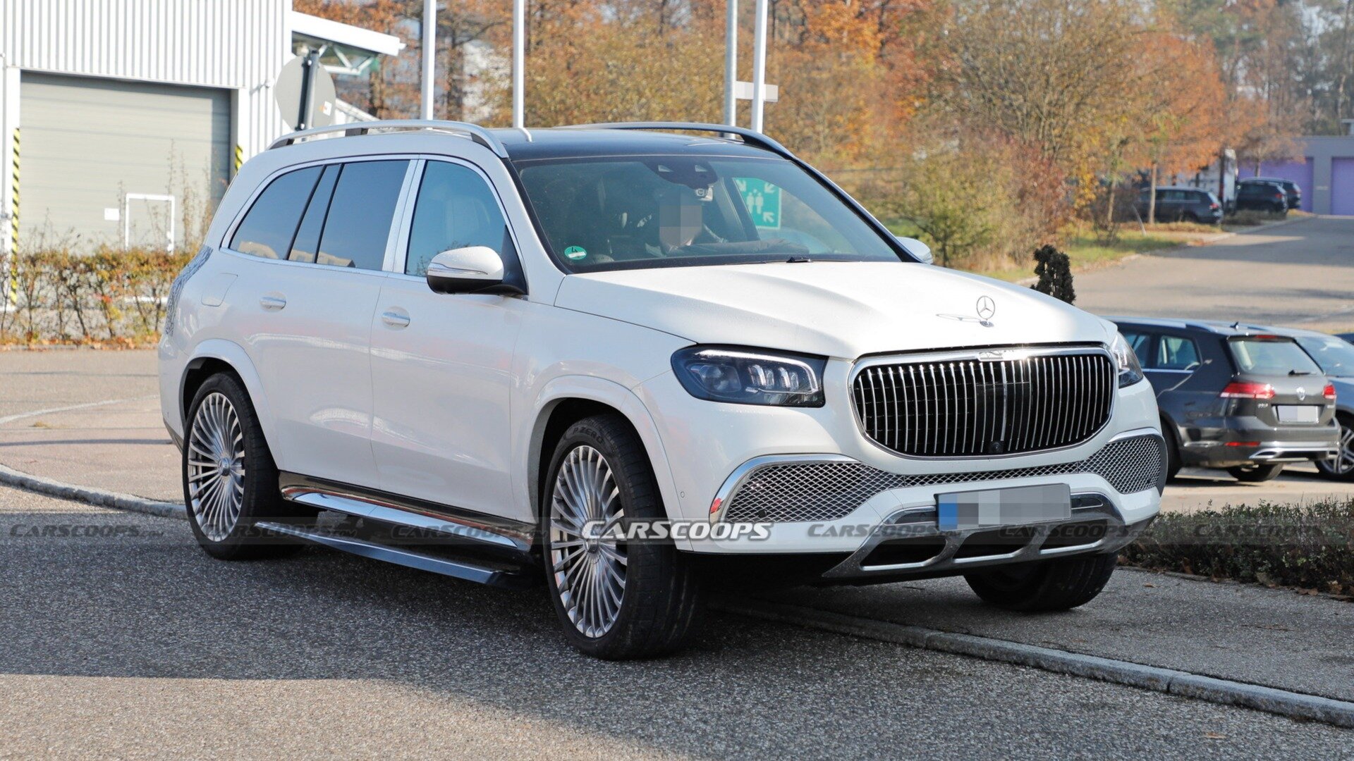 Рестайлинговый Mercedes-Maybach GLS заметили на дороге. У него другие фонари