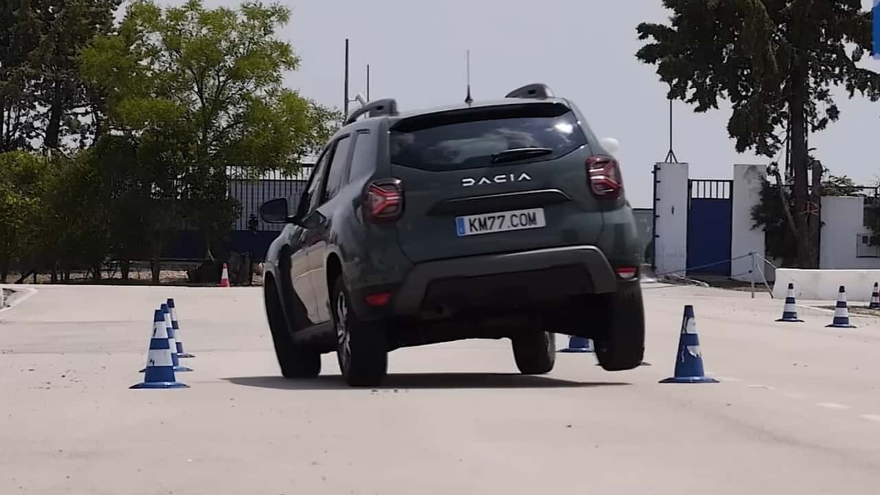 Кроссовер Duster прошёл «лосиный тест» медленно, но безопасно