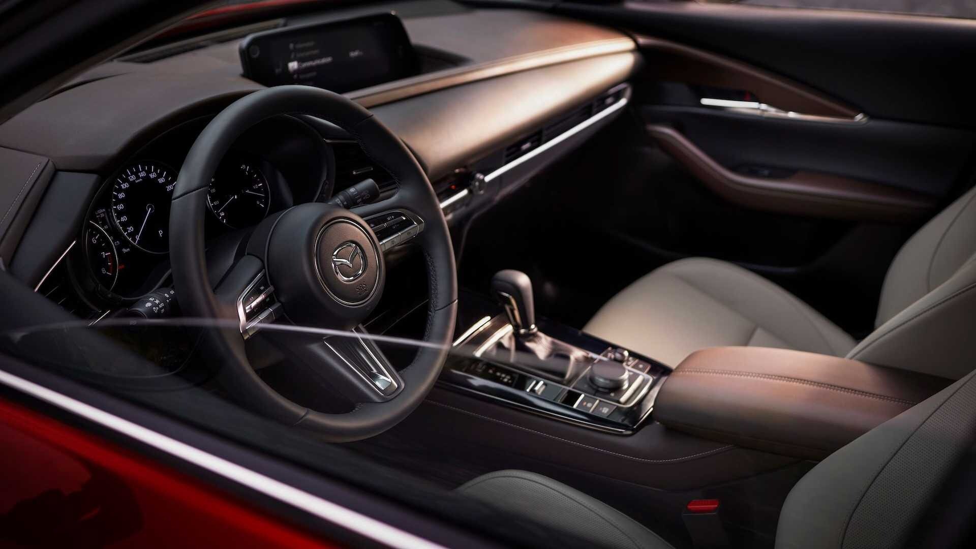 Подогрев сидений в Mazda может оплавить одежду: подан иск в суд