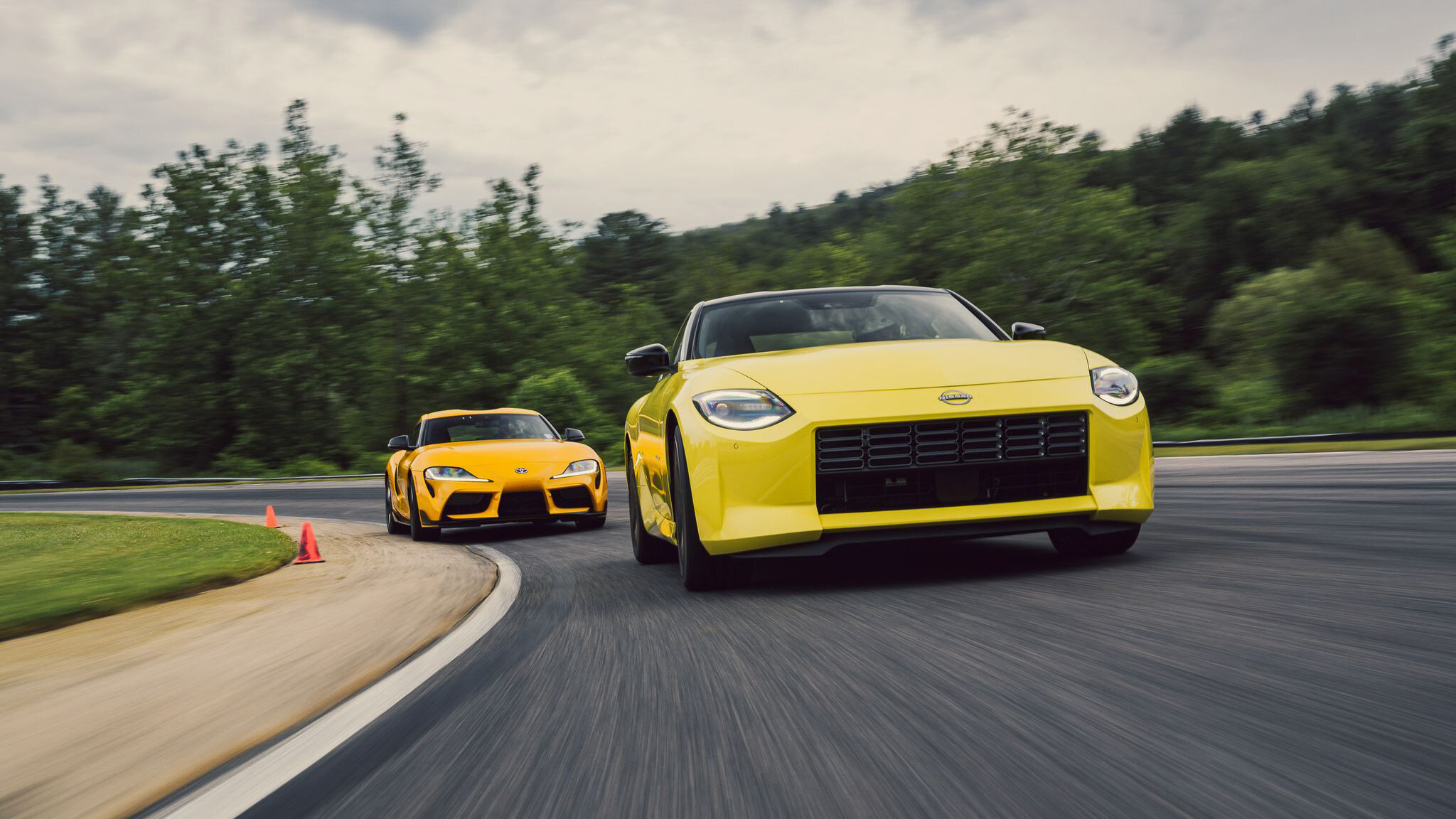 Nissan Z против Toyota Supra: дуэль спорткаров с толикой ностальгии