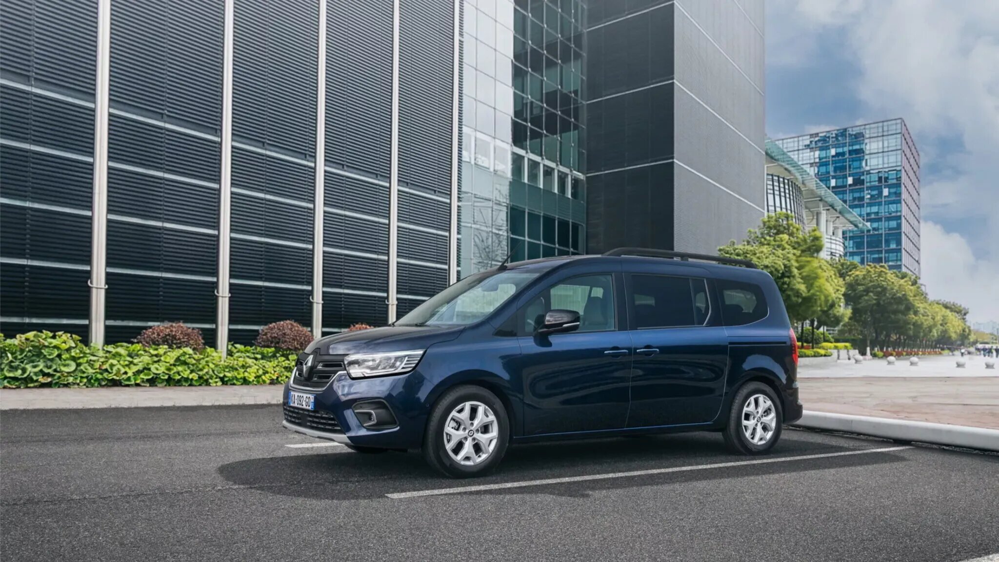 Renault Kangoo получил длиннобазную версию Kangoo Grand