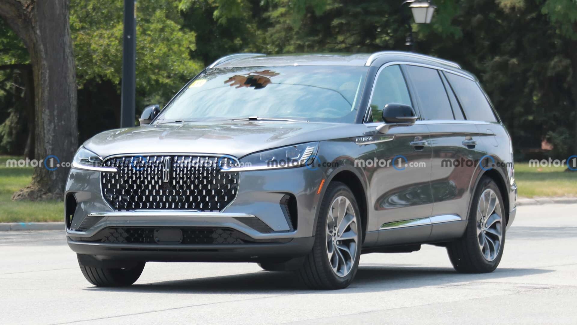 Lincoln Aviator с новой внешностью сфотографировали без камуфляжа