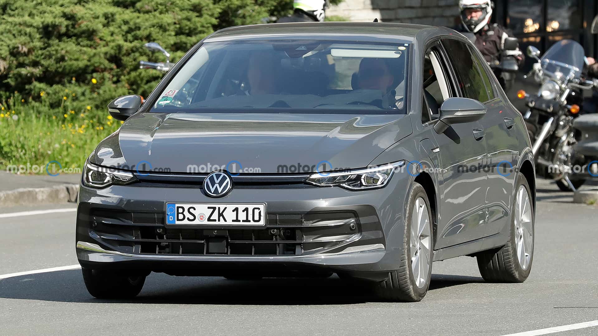 Появились фото обновлённого VW Golf без камуфляжа: у него гигантский экран