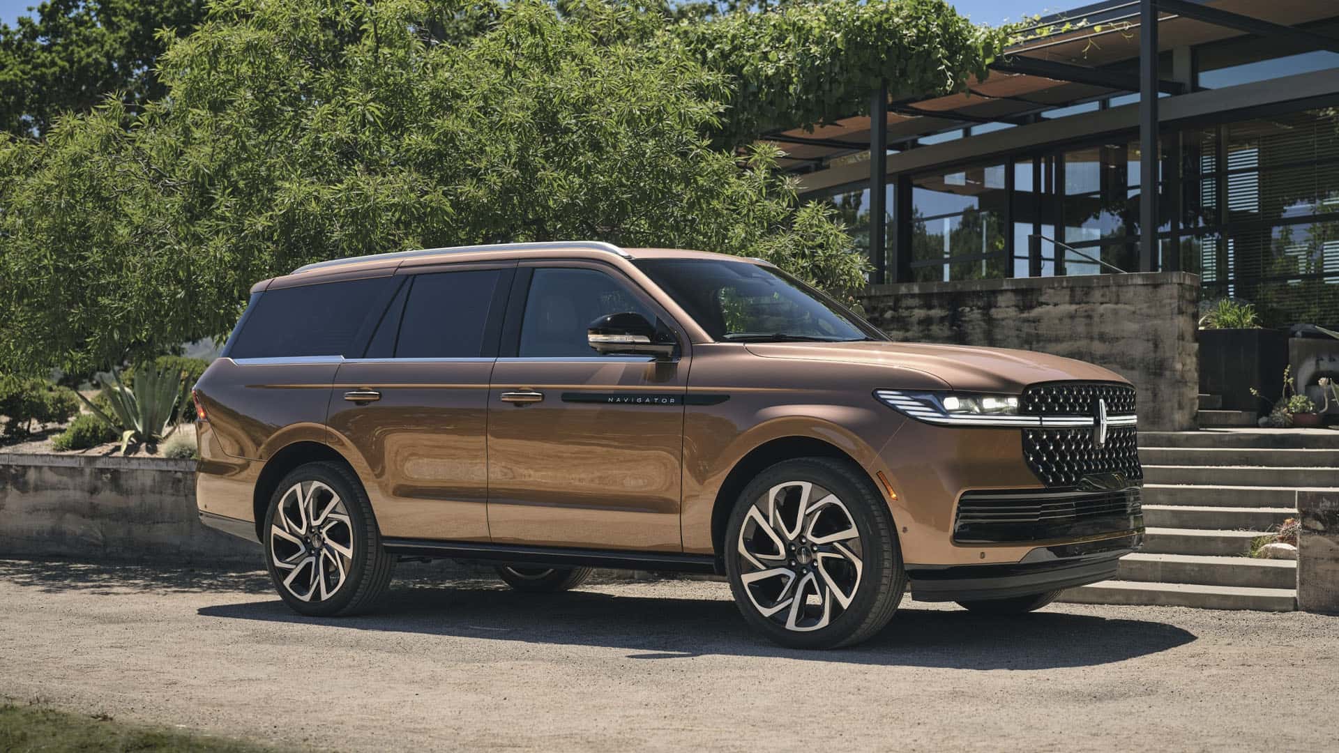 Новый Lincoln Navigator дебютировал с гигантским дисплеем и старым мотором