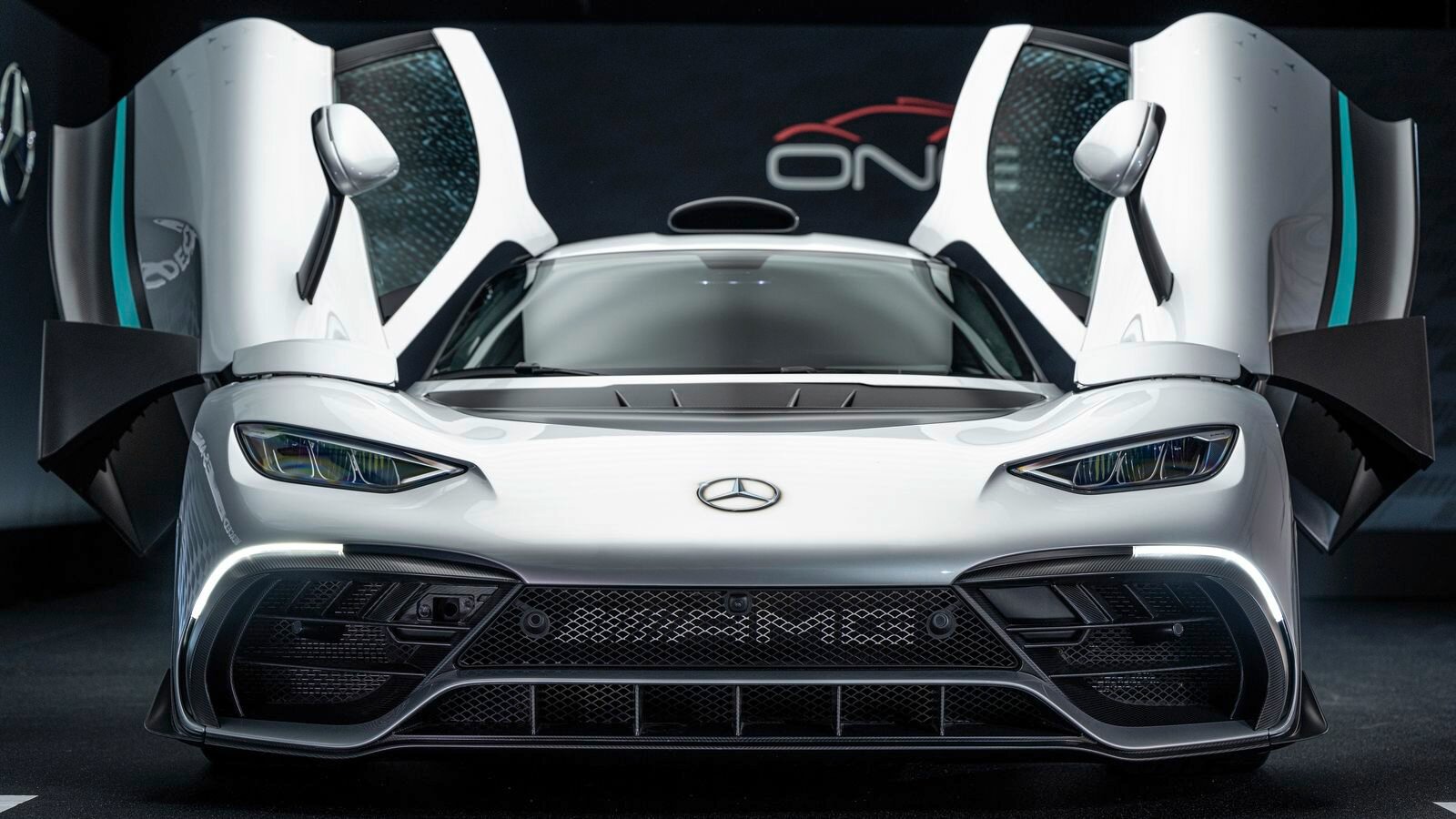 Серийный гиперкар Mercedes-AMG One дебютировал с формульным мотором. Он набирает 200 км/ч за 7 секунд