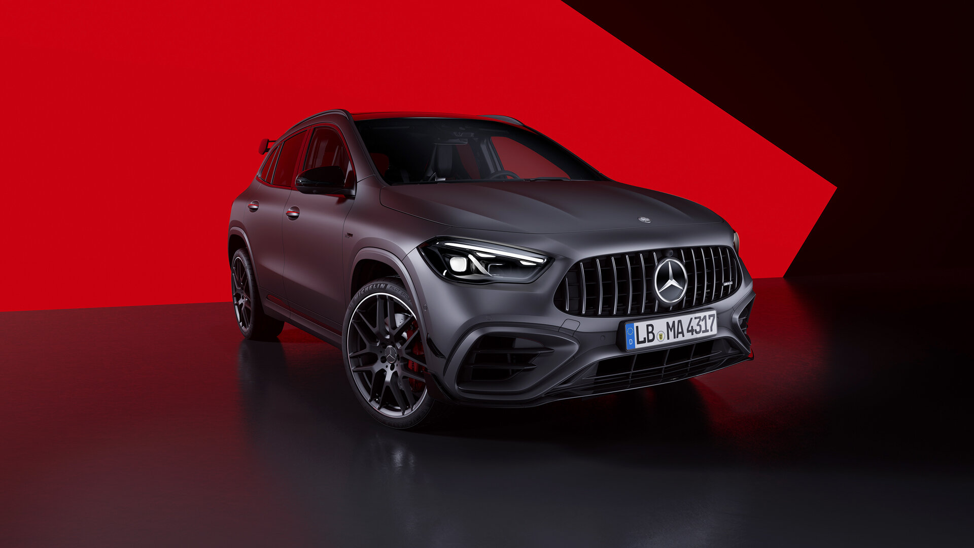 Обновился кроссовер Mercedes-AMG GLA 45 S: новый руль и мощная медиасистема