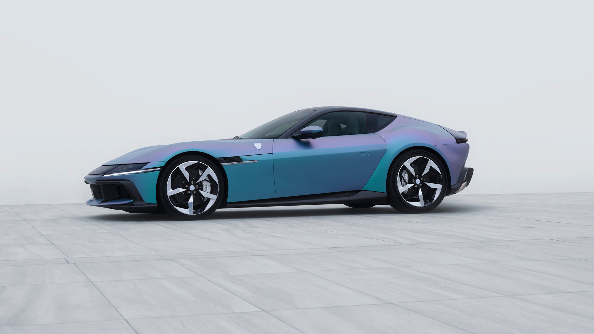 Ferrari покрасила эксклюзивный 12Cilindri для Кореи в «хамелеон»