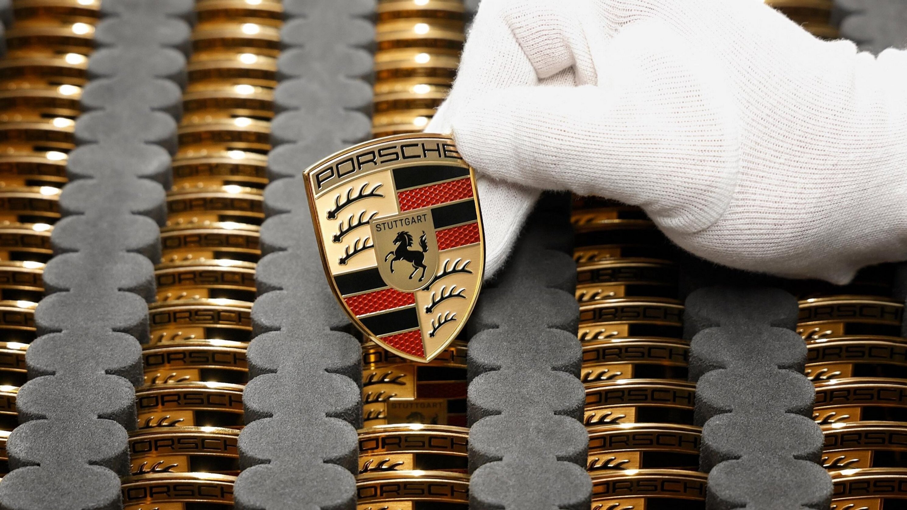 В Porsche передумали превращать новый флагманский кроссовер в электромобиль
