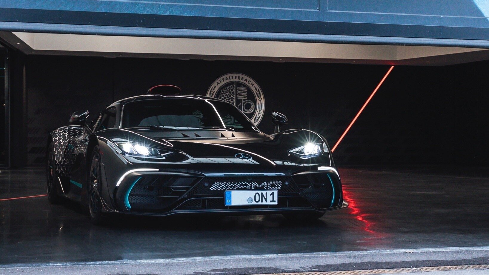 Mercedes-AMG начинает поставки 1063-сильных гиперкаров One: фото первого купленного экземпляра