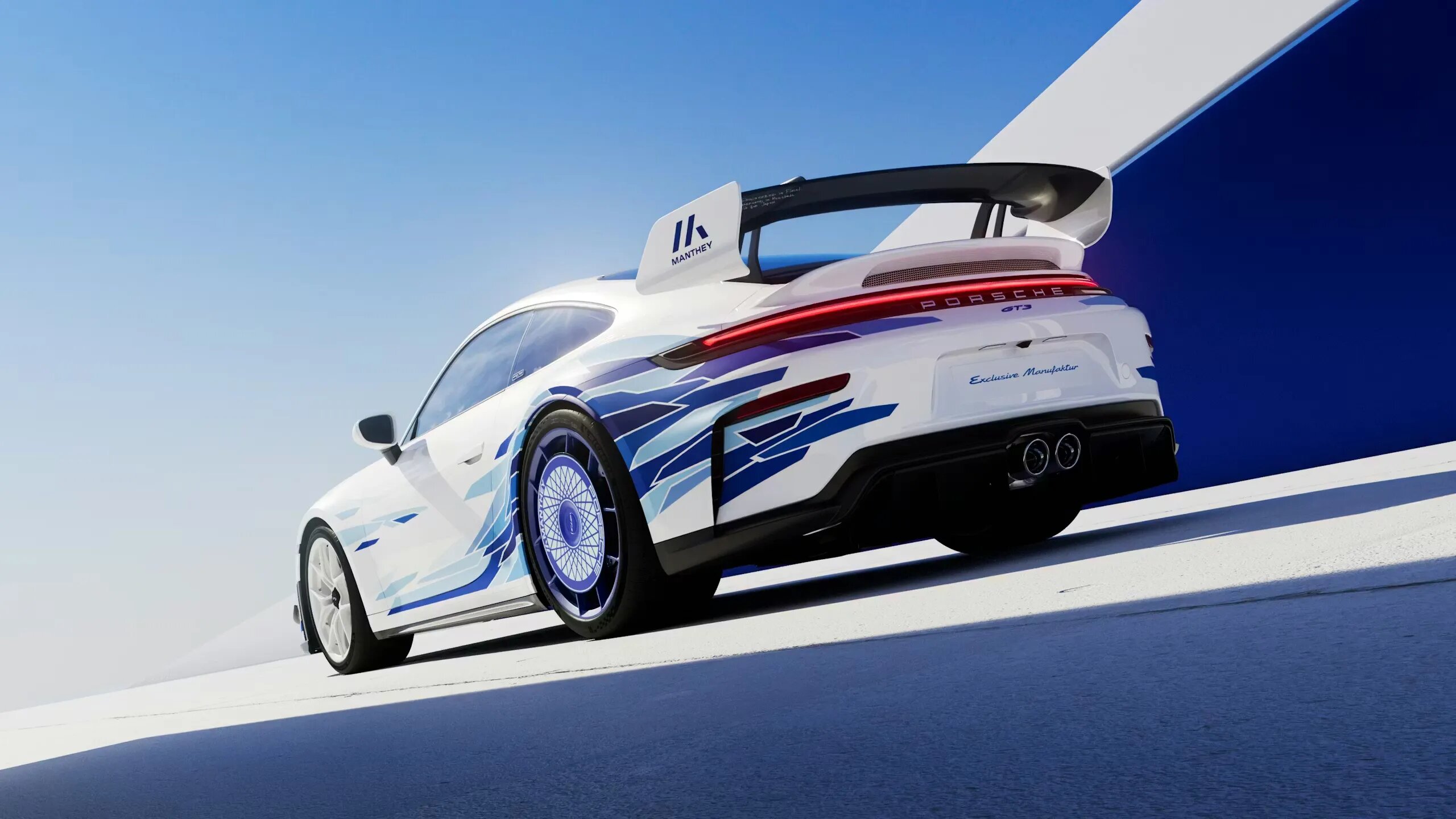 Вышел особый Porsche 911 GT3 для Японии — с левым рулём и разными дисками