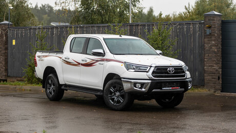 Пикап Toyota Hilux из Эмиратов: рассказываем, чем он отличается от российского