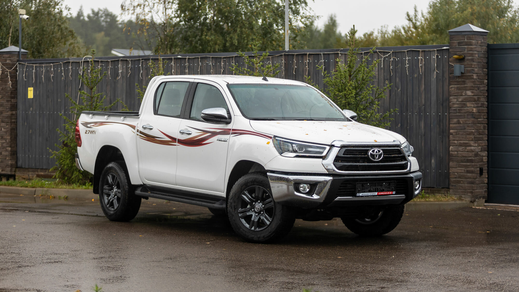 Пикап Toyota Hilux из Эмиратов: рассказываем, чем он отличается от российского