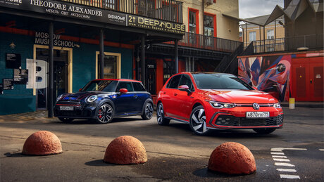Инструмент или игрушка?  Новый Volkswagen Golf GTI против Mini JCW: сравнительный тест