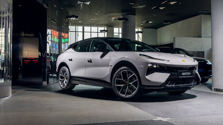 Обзор Lotus Eletre: первого электрокроссовера марки, которая делала спорткары «из коробки»