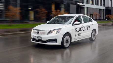 Первый тест российского электромобиля Evolute i-PRO: как он едет и экономичнее ли машины с ДВС