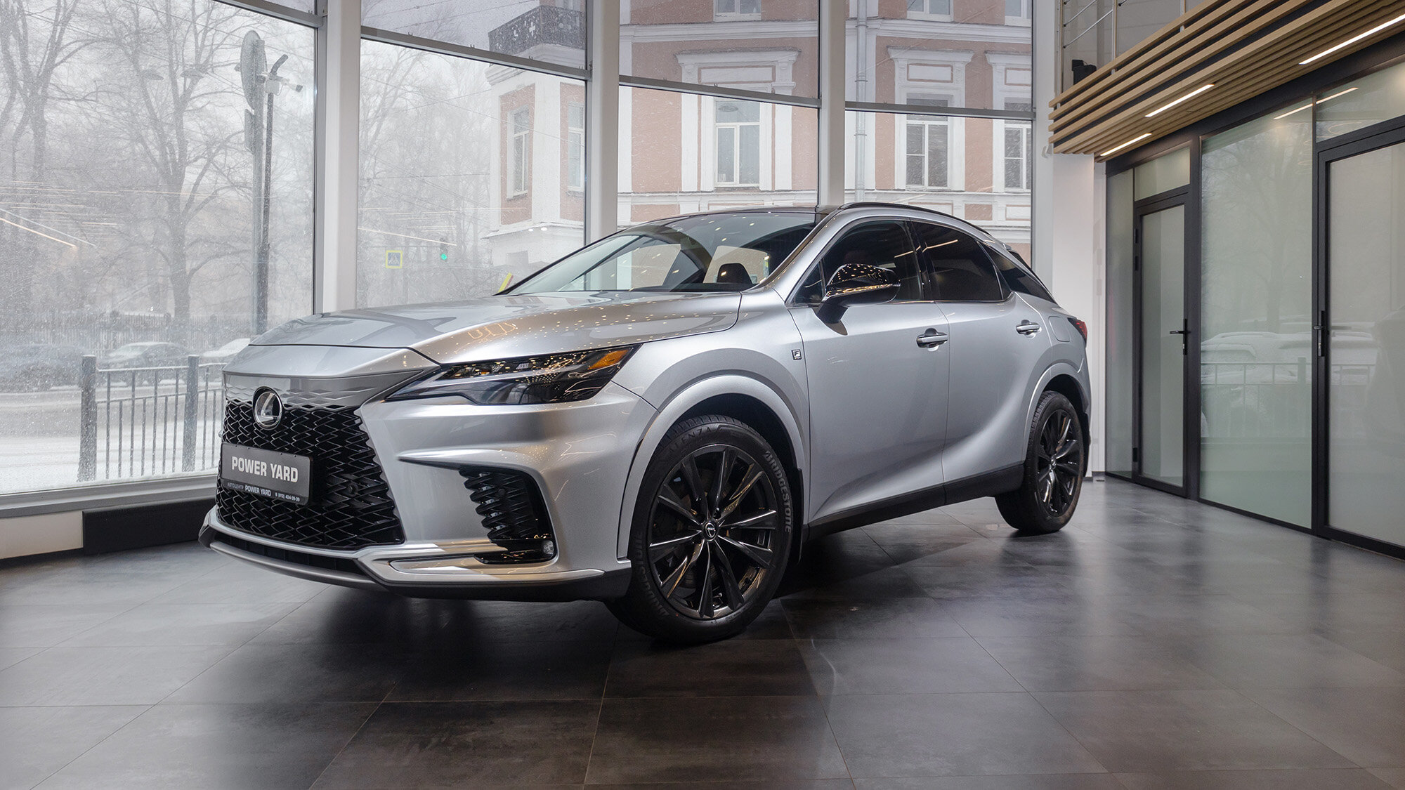 Первый обзор нового Lexus RX, который всё-таки добрался до России