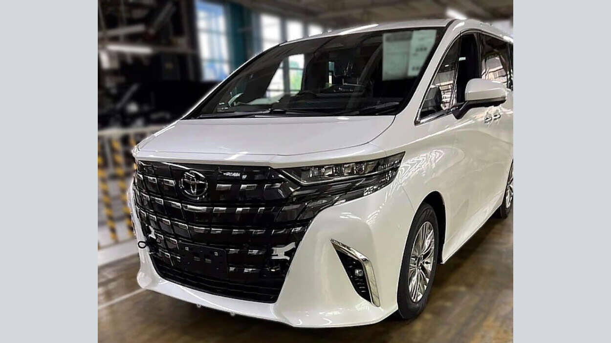 Toyota Alphard нового поколения: первые фото экстерьера
