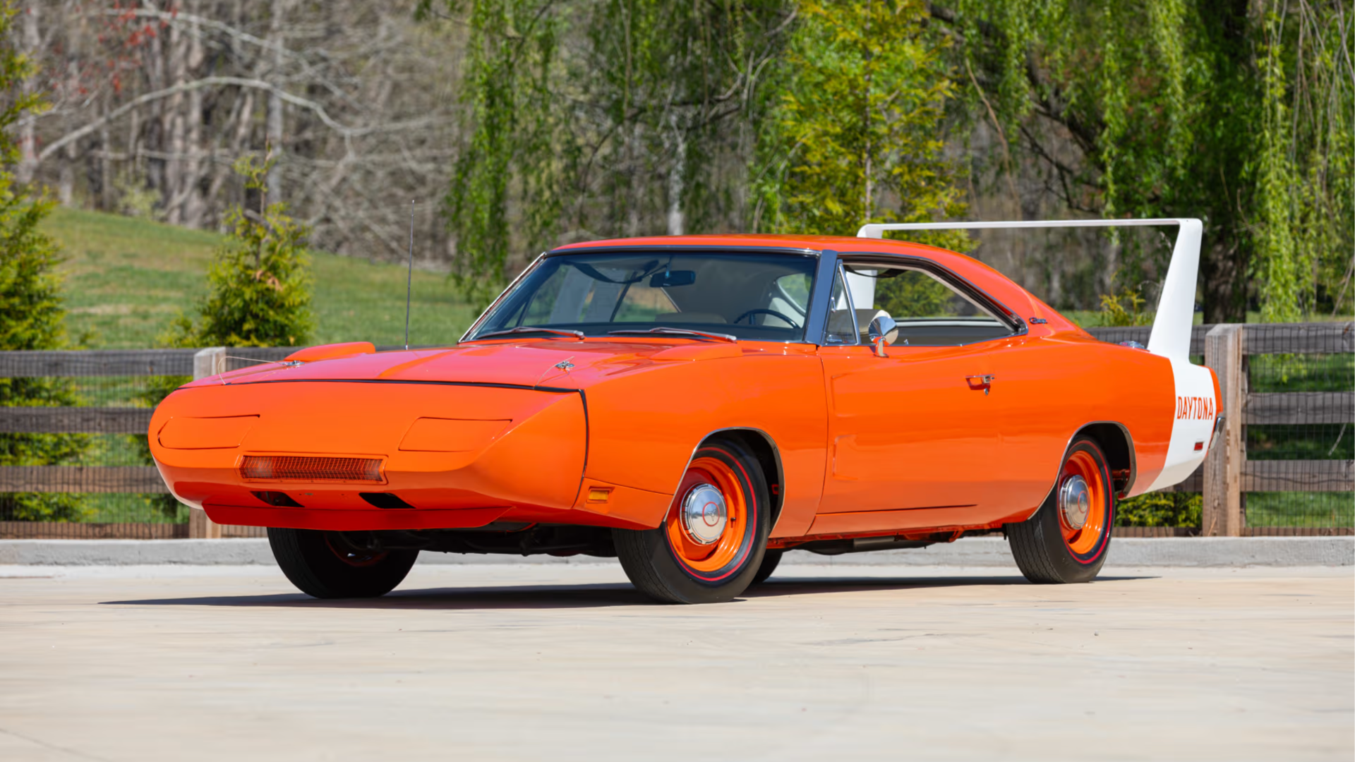 Старый Dodge оценили в 425 тысяч долларов: это культовый Charger Daytona
