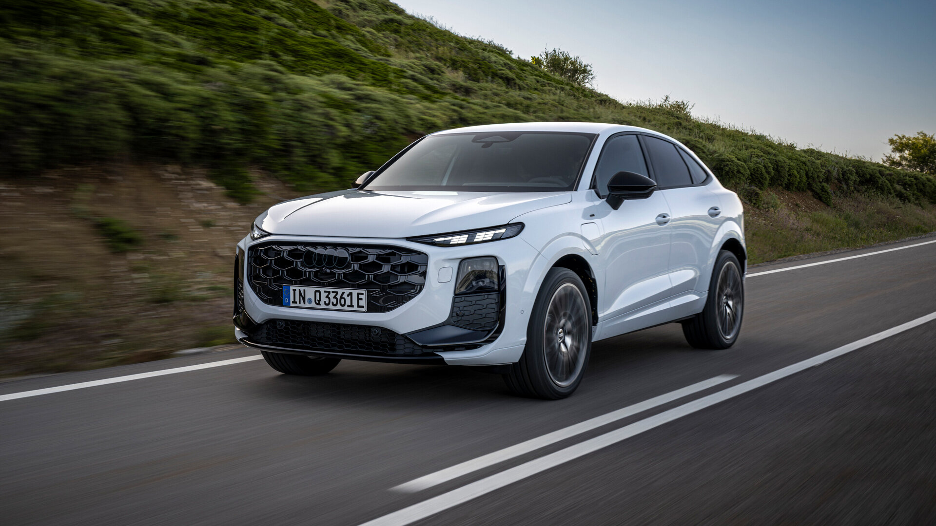 Новый Audi Q3 получил купеобразную версию Sportback