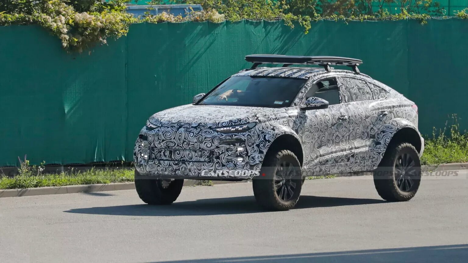 Фотошпионы заметили странный Audi Q6 e-tron на огромных колёсах
