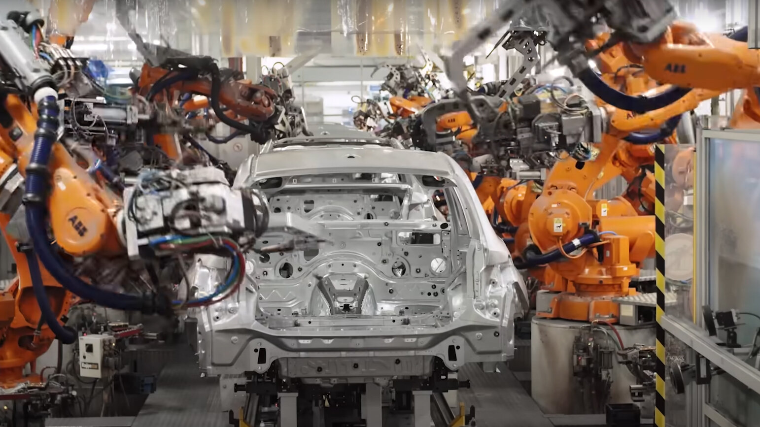 Компания BMW показала, как изготавливают кузова для универсала M3