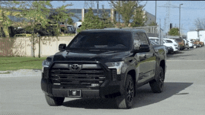 Пикап Toyota Tundra, переделанный в броневик, показали на видео