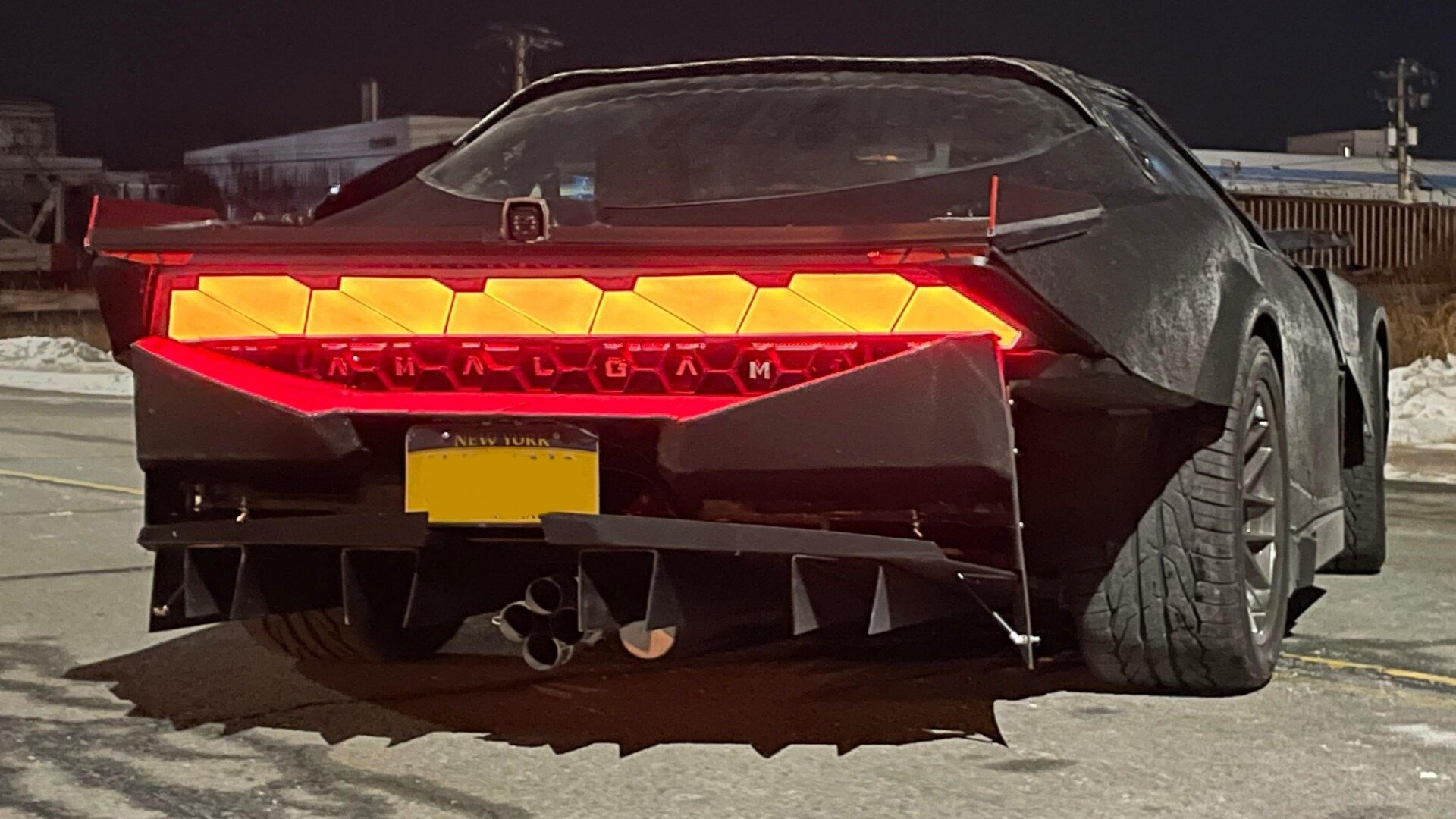 Старый Chevrolet Corvette переделали в машину из Cyberpunk 2077: получилось не очень