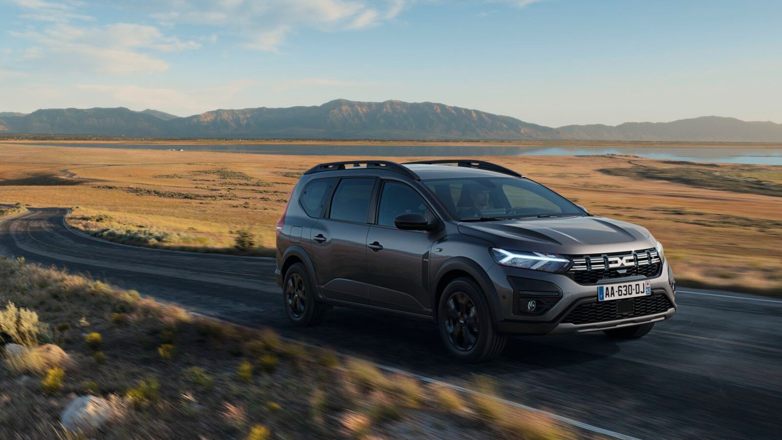 Dacia раскрыла сроки старта продаж и цену своего первого гибрида