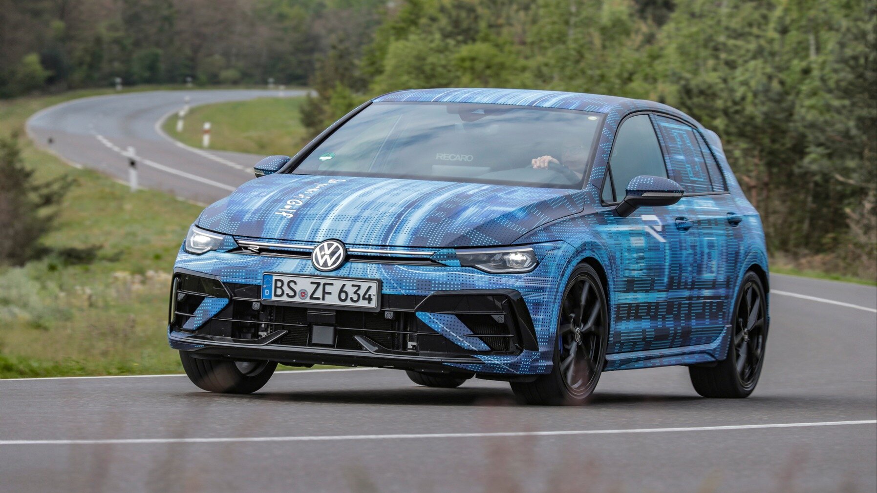 Раскрыты характеристики обновлённого Volkswagen Golf R — на 13 лошадиных сил мощнее предшественника