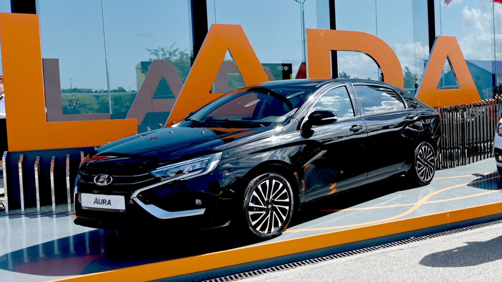 АвтоВАЗ до конца года выпустит 3000 лимузинов Lada Aura и начнёт их поставки в госструктуры