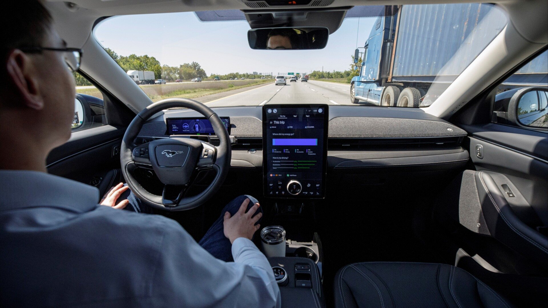 Автопилот Ford теперь умеет перестраиваться и снижать скорость перед поворотами