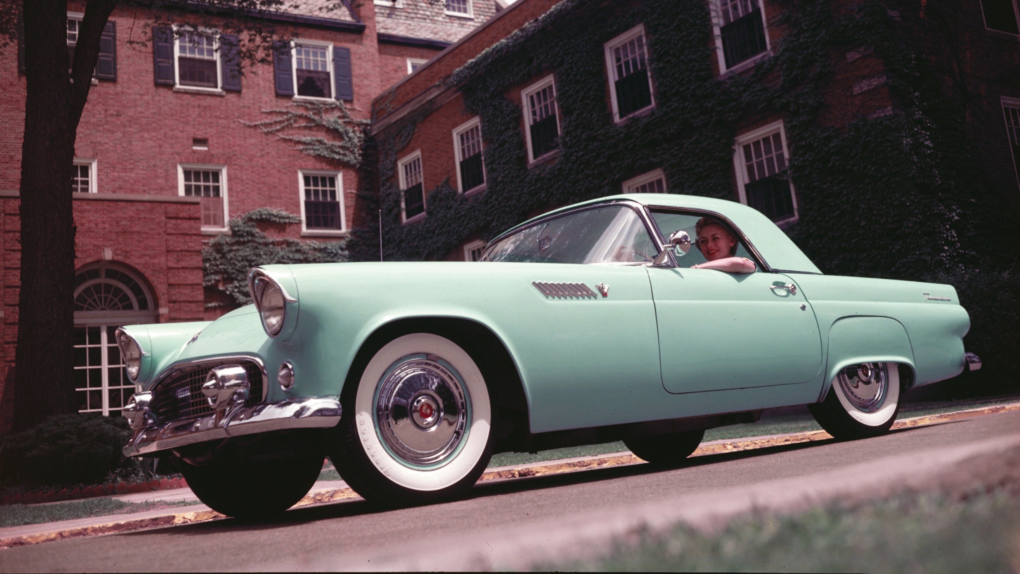 Ford хочет возродить купе Thunderbird для конкуренции с Chevrolet Corvette