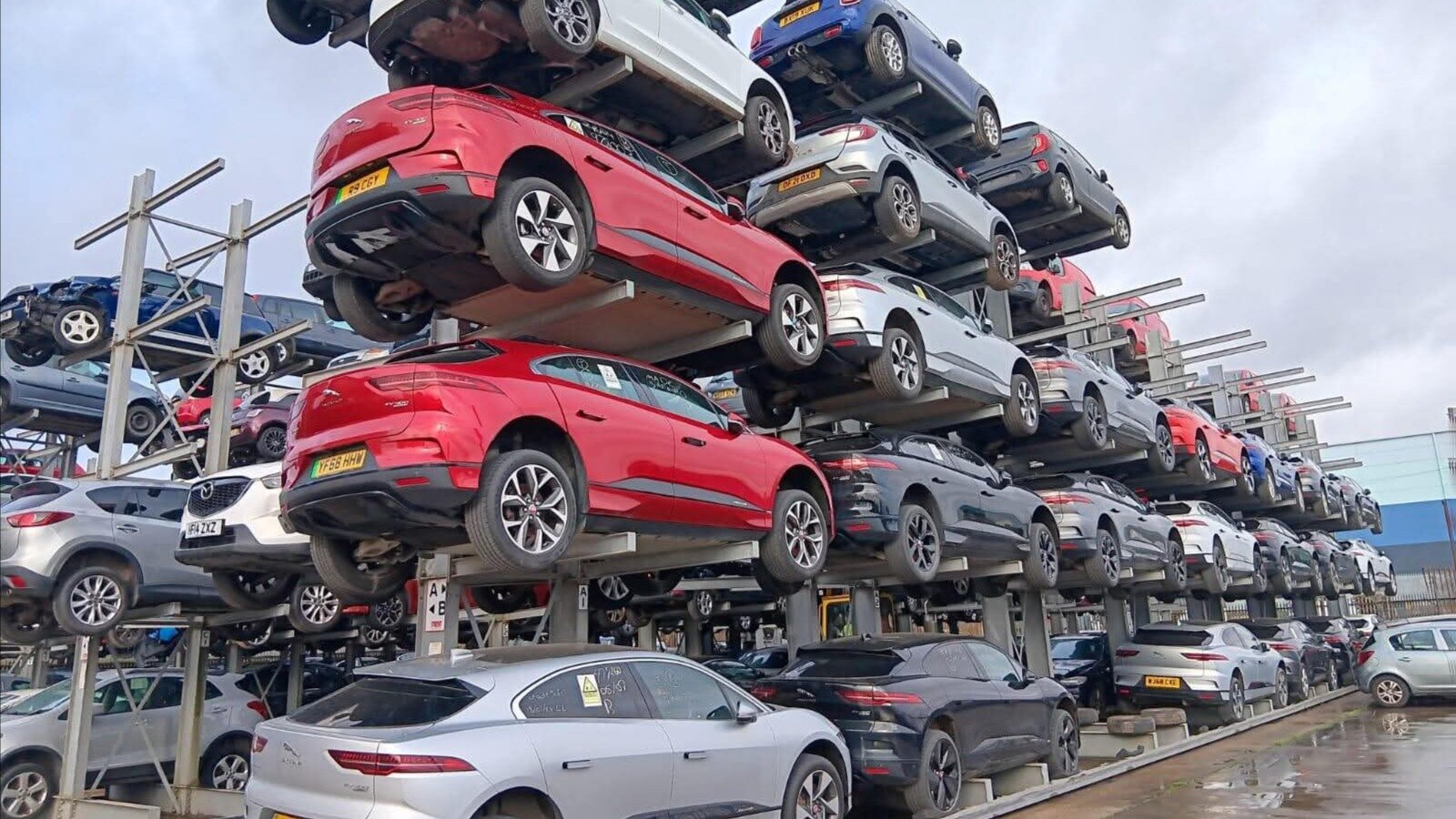 Свалку электрокроссоверов Jaguar I-Pace нашли в Великобритании