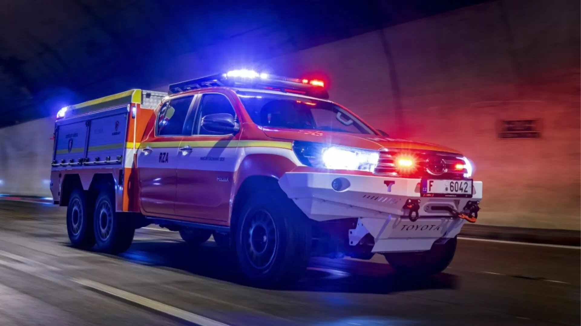Toyota Hilux превратили в трёхосную пожарную машину
