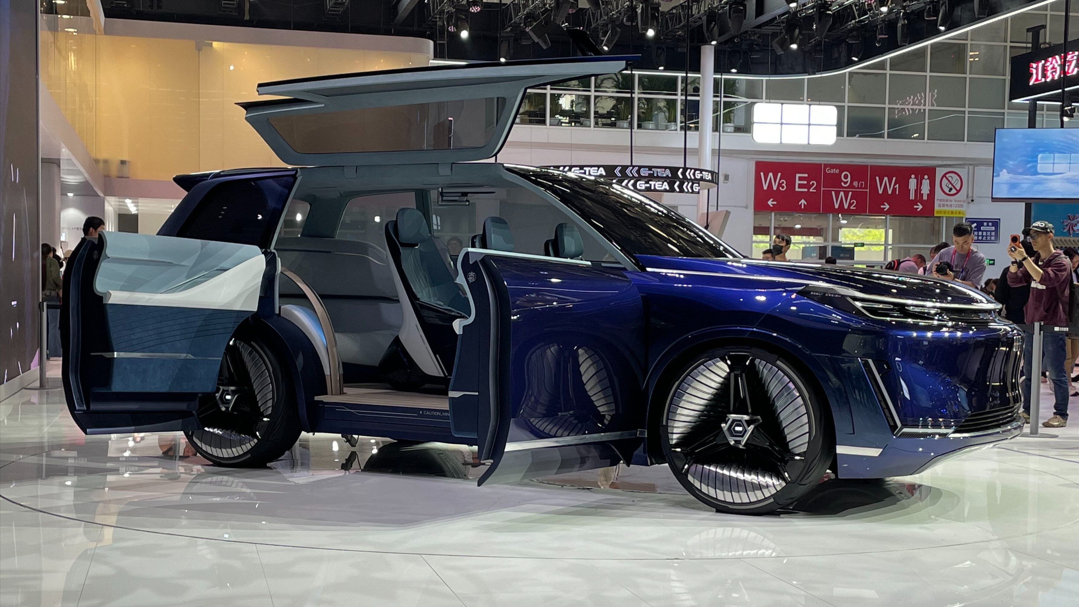 Geely показала прототип электрического флагманского кроссовера — полноразмерный Starship