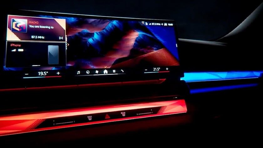 Компания BMW впервые показала салон нового поколения 5 серии