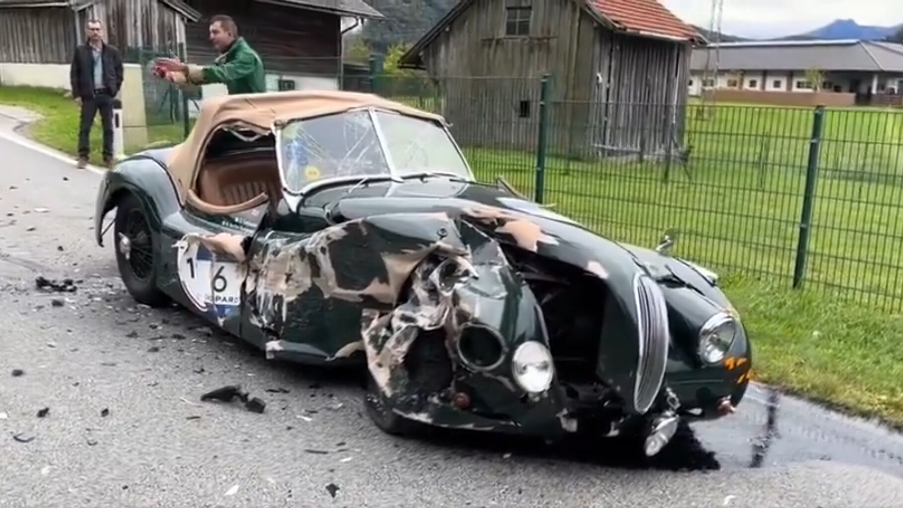 Очень редкий Jaguar XK120 разбили в аварии из-за телефона за рулём