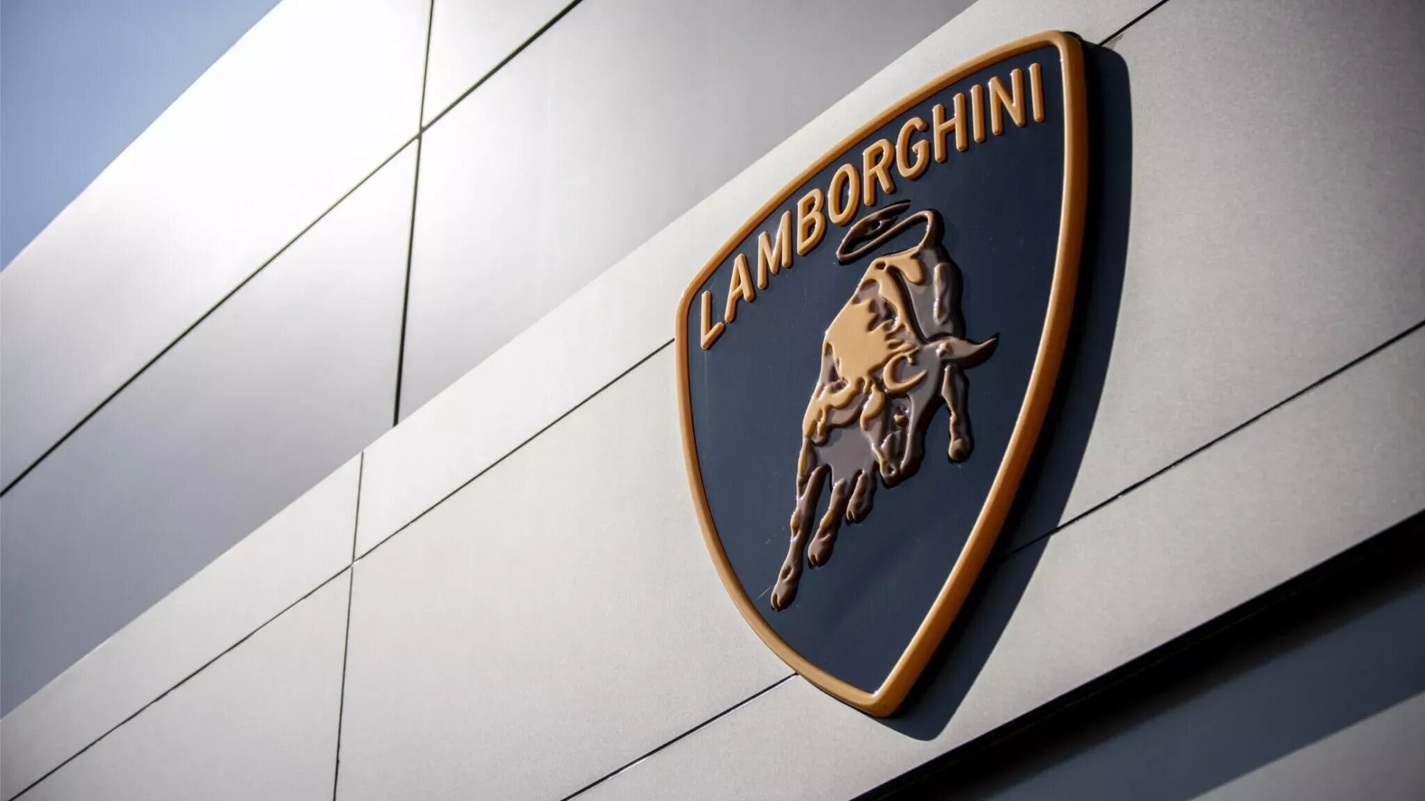 Lamborghini судится с автосалоном из-за адреса сайта