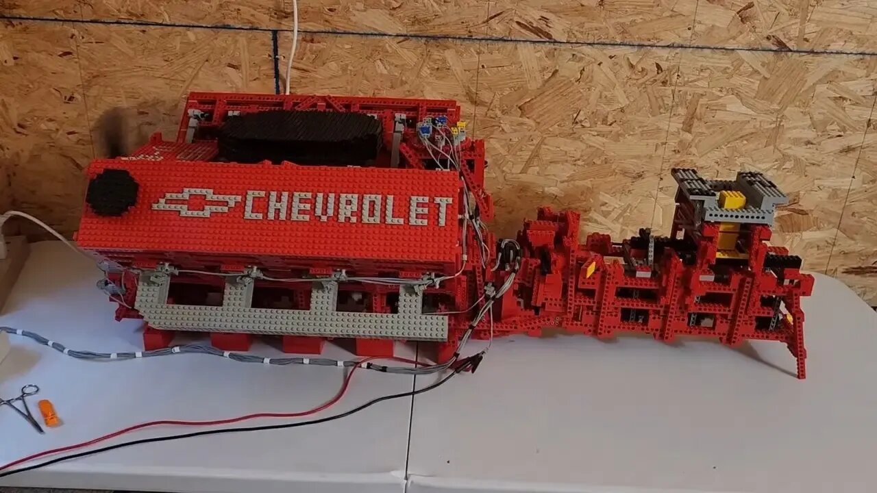 Умелец сделал копию мотора V8 из Lego и управляет им с компьютера 1980-х годов