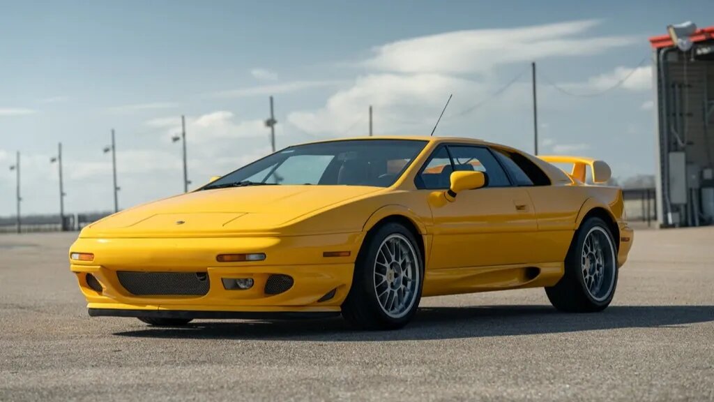 Один из 79 спорткаров Lotus Esprit серии Final Edition выставили на аукцион
