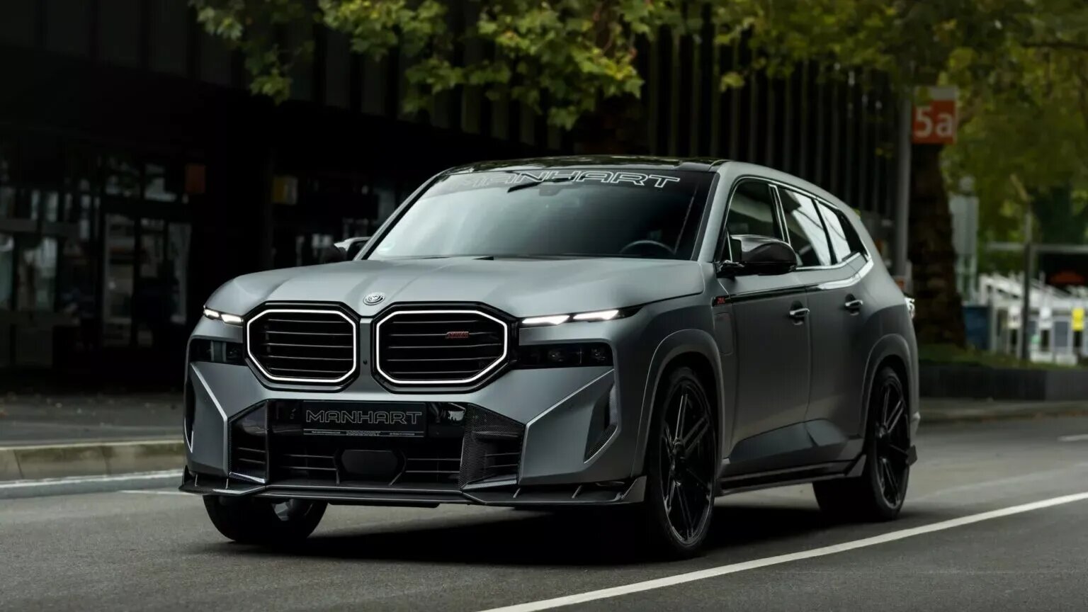 В Manhart добавили BMW XM 152 силы и карбоновый обвес
